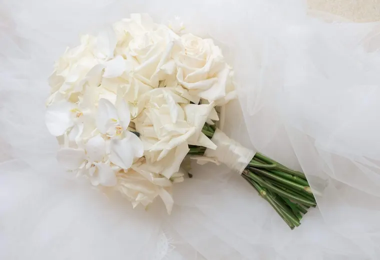Elegant white bridal bouquet for architecture-led luxury wedding design